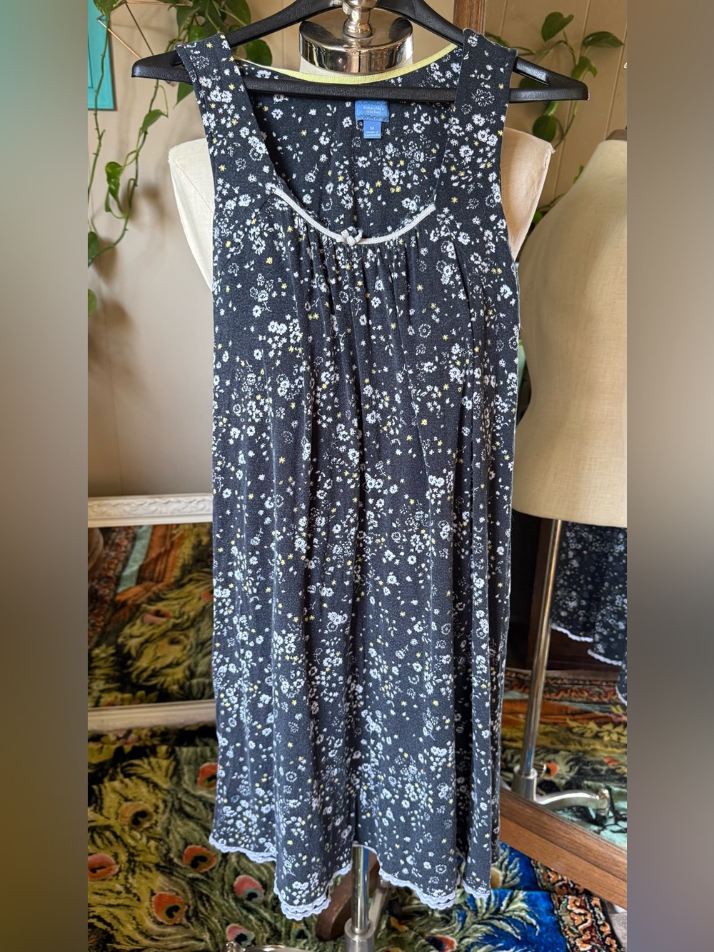 Simply Vera Nightgown Size Medium Gray w/ White And Yellow Flowers
